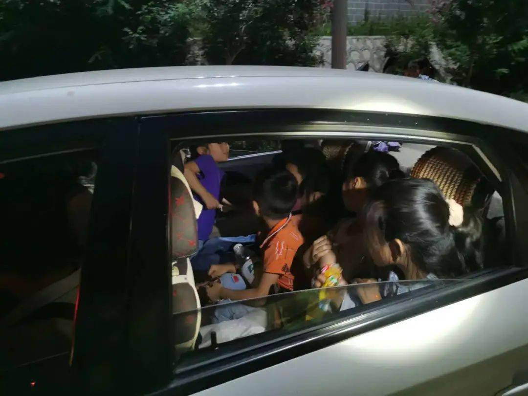 毕节两辆轿车超载被查!白色轿车挤满了小孩,黑色轿车足足.