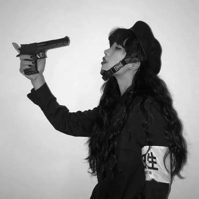 头像| 先说爱的人总是先离开,后心动的总是难以释怀_低头