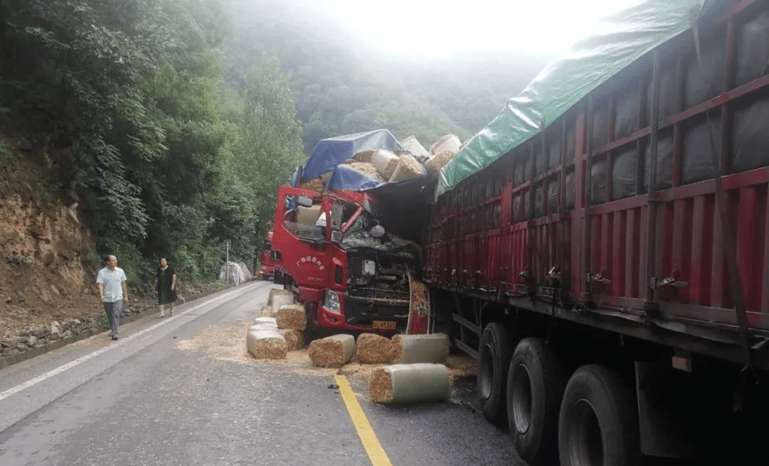 三门峡这里发生一起交通事故两车相撞