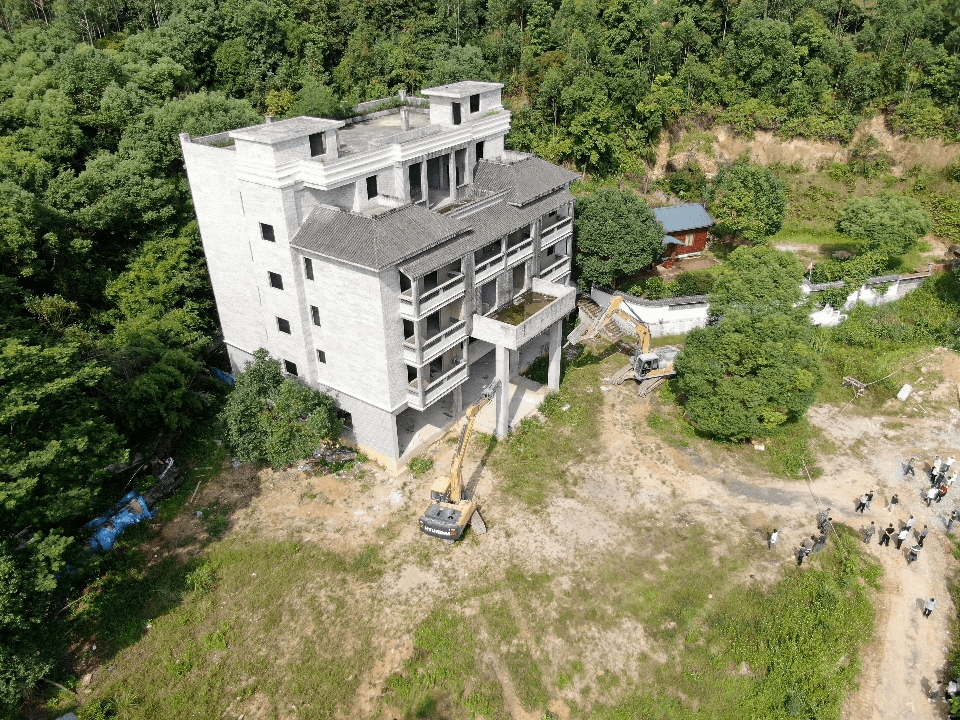 8月24日上午,在博羅縣觀音閣鎮聯星村,該鎮組織派出所,村建所,城監隊