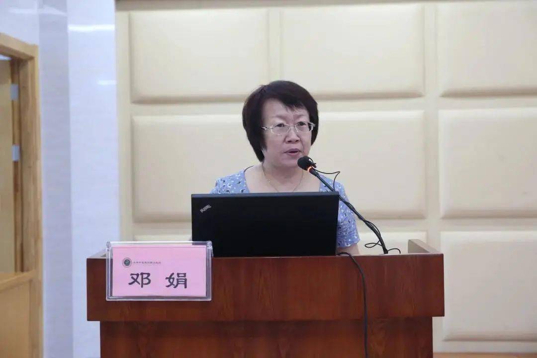 北京中医药学会邓娟副会长兼秘书长为学员代表赠送教材并讲话,她表示
