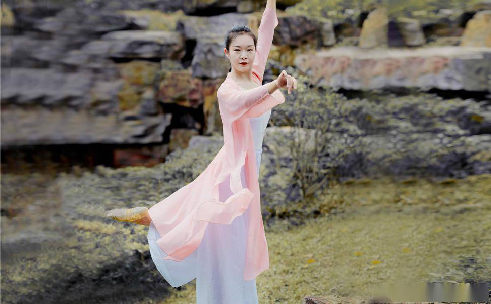 握拳:四指卷实,拇指弯曲压于食指,中指之上.