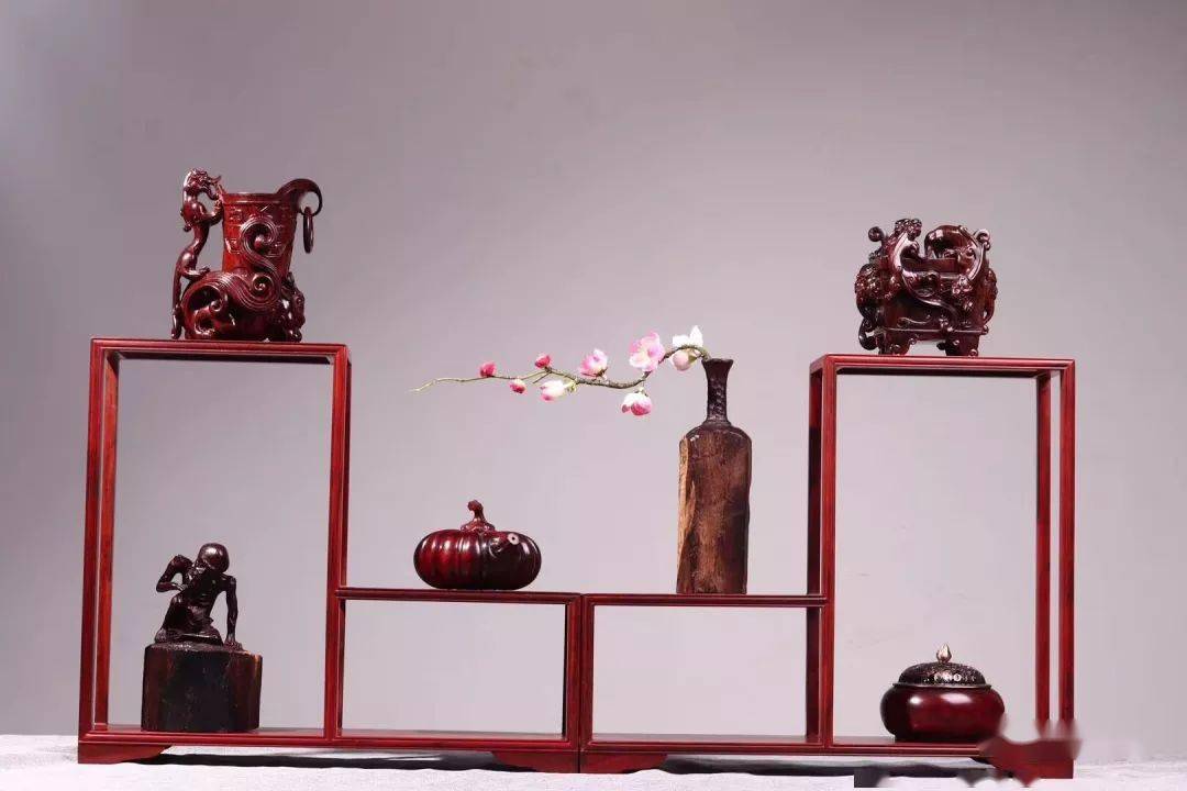 博古架的造型案台上