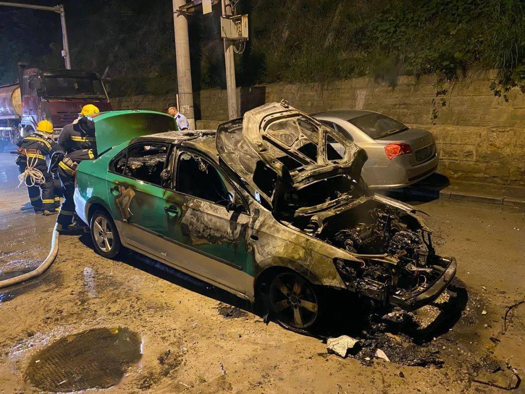 出租车行驶途中突燃大火 延安延长消防紧急处置