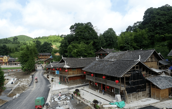 村寨即將以嶄新面貌呈現在遊客面前夜晚,走在隆回縣虎形山瑤族鄉街上