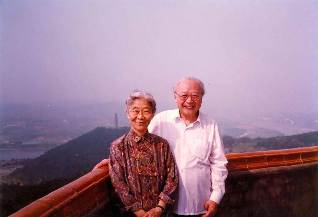 相濡以沫携手风雨六十二载丨他们是我们上大今天的头条