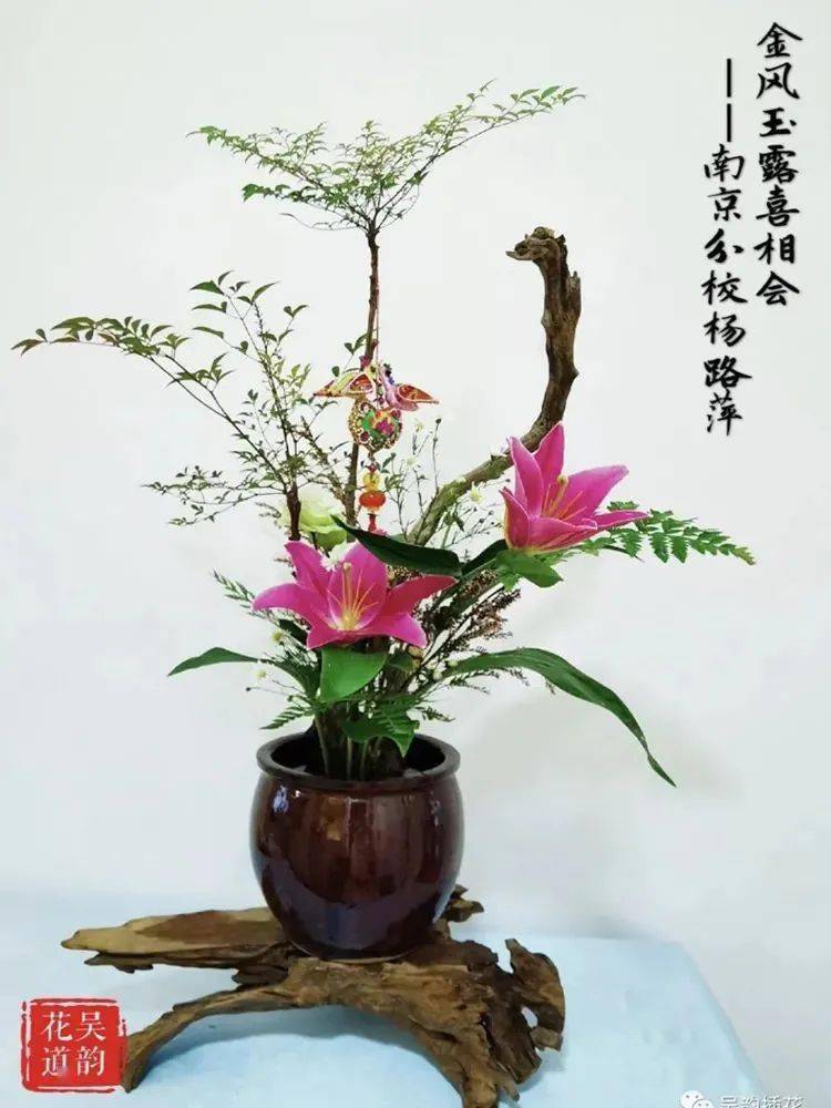 按中国传统插花中使用的容器归纳为六大类容器插花:缸花,碗花,瓶花,筒