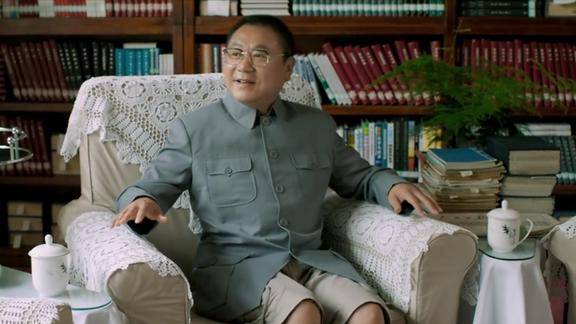 私人订制中山装混搭大裤衩范伟秒入角色镇级市领导起范儿了