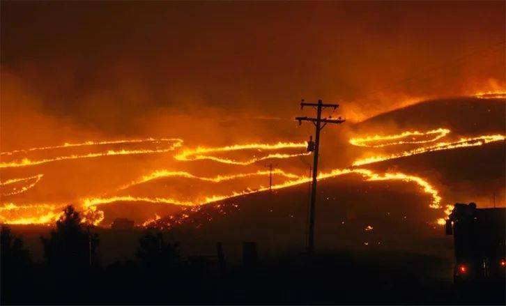 狂风和高温把爱达荷州博伊西附近山麓带入一场野火,这里成为燃烧了7天
