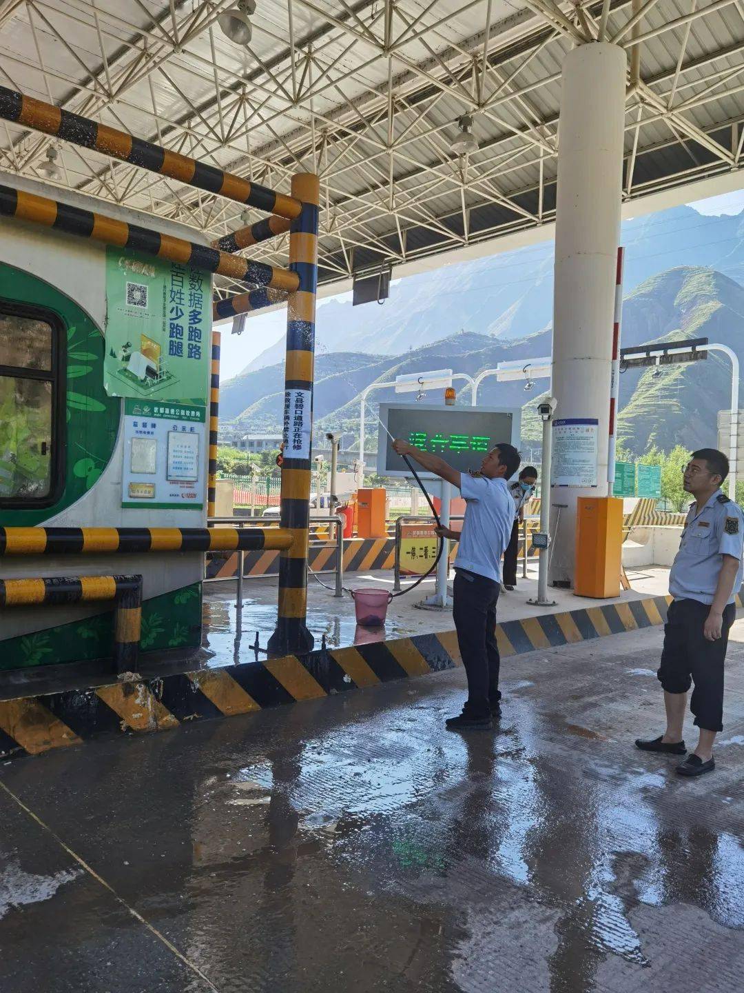 桔柑收费站美化收费环境整治区域卫生