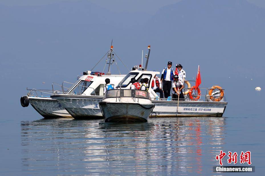 雲南撫仙湖增殖放流百萬抗浪魚