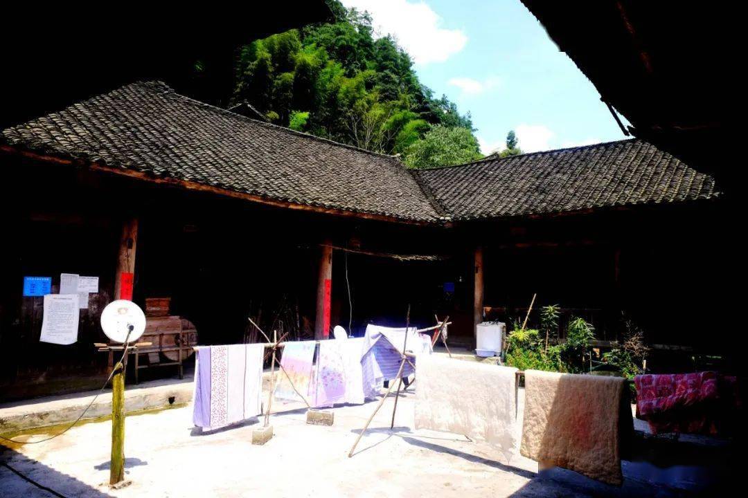 现在寨中还保存完好的房屋有8幢,其中1幢是四合院,5幢是撮箕口式木房