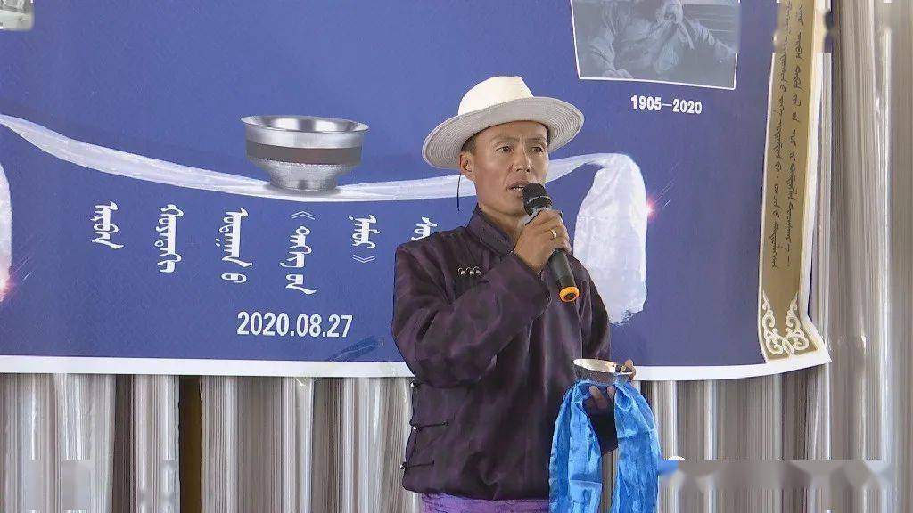 本届"特格之秋"文艺活动以纪念两位著名蒙古族文学家波61仁钦诞辰