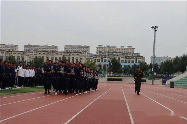 杭州铭师堂朝阳区负责人刘万成,凌源中学校长薄希田,党委书记李玉琦