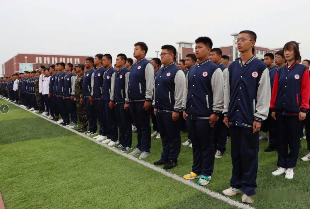 杭州铭师堂朝阳区负责人刘万成,凌源中学校长薄希田,党委书记李玉琦