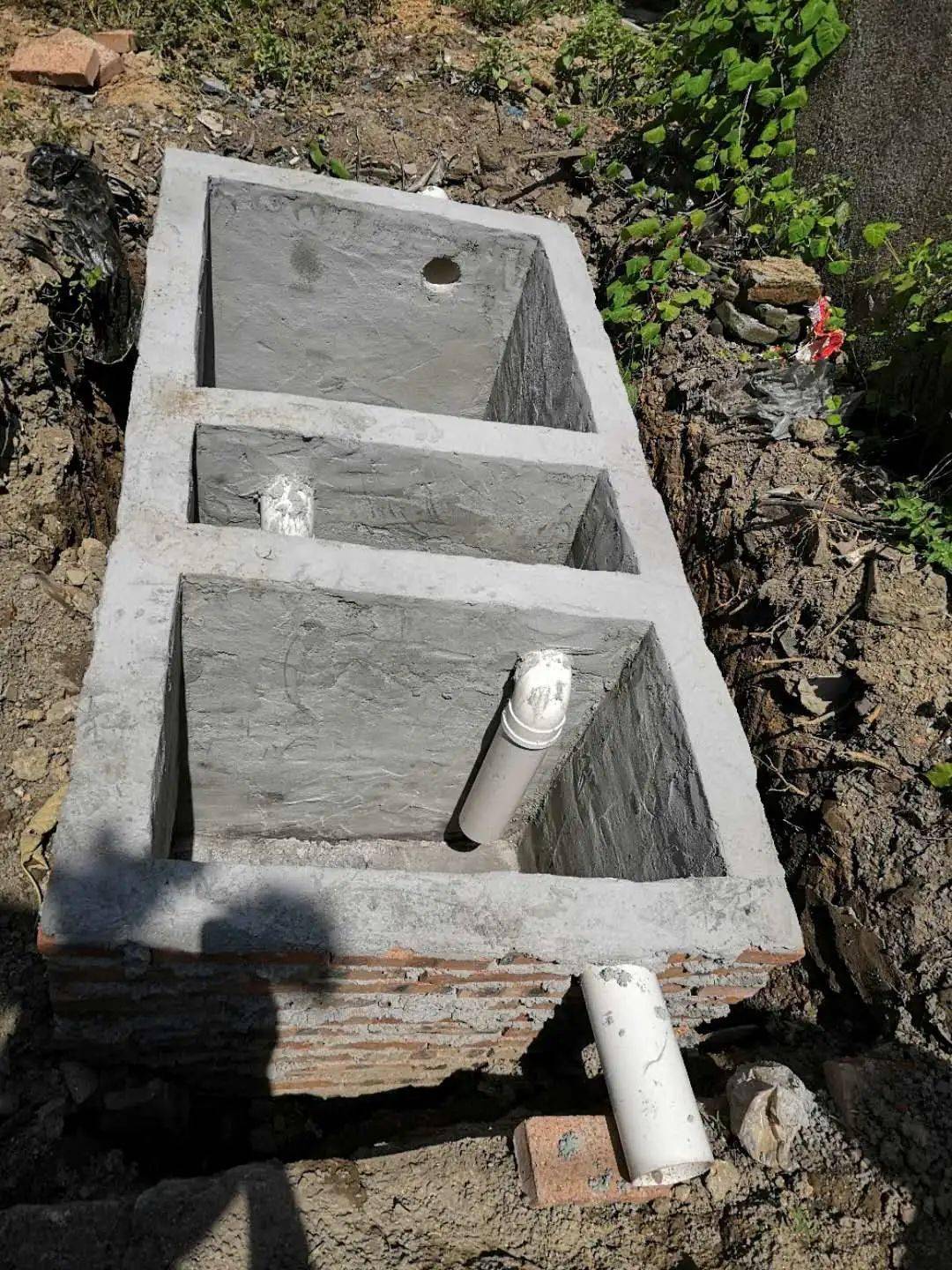 已建好的三格式化粪池图截止目前,今年我镇户厕建设共完成71个,在建户