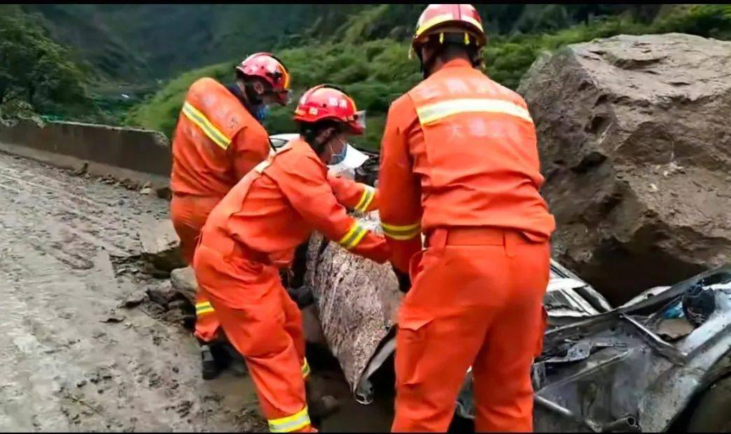 禍從天降雲南一輛轎車被落石砸中駕駛員不幸遇難