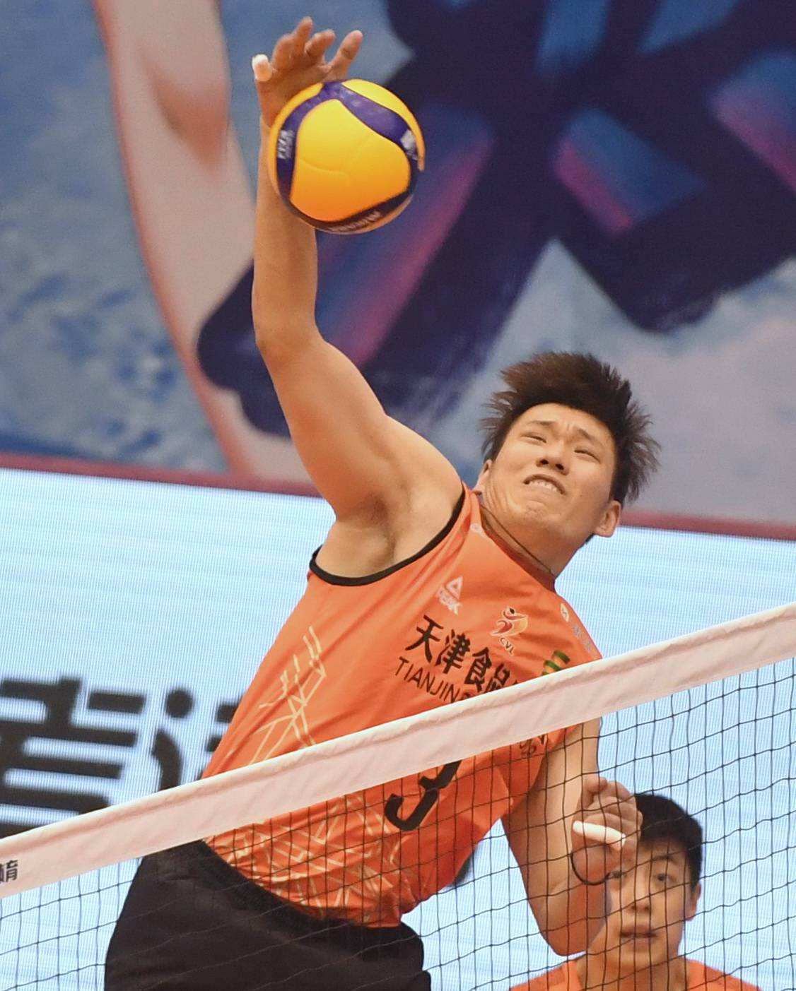 8月28日,天津食品集团队球员刘金浩(右),宋子豪在比赛中