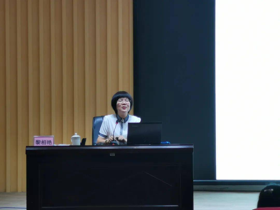 下午,广西大学谭贤政教授以诙谐风趣的语言与老师们分享《快乐工作是