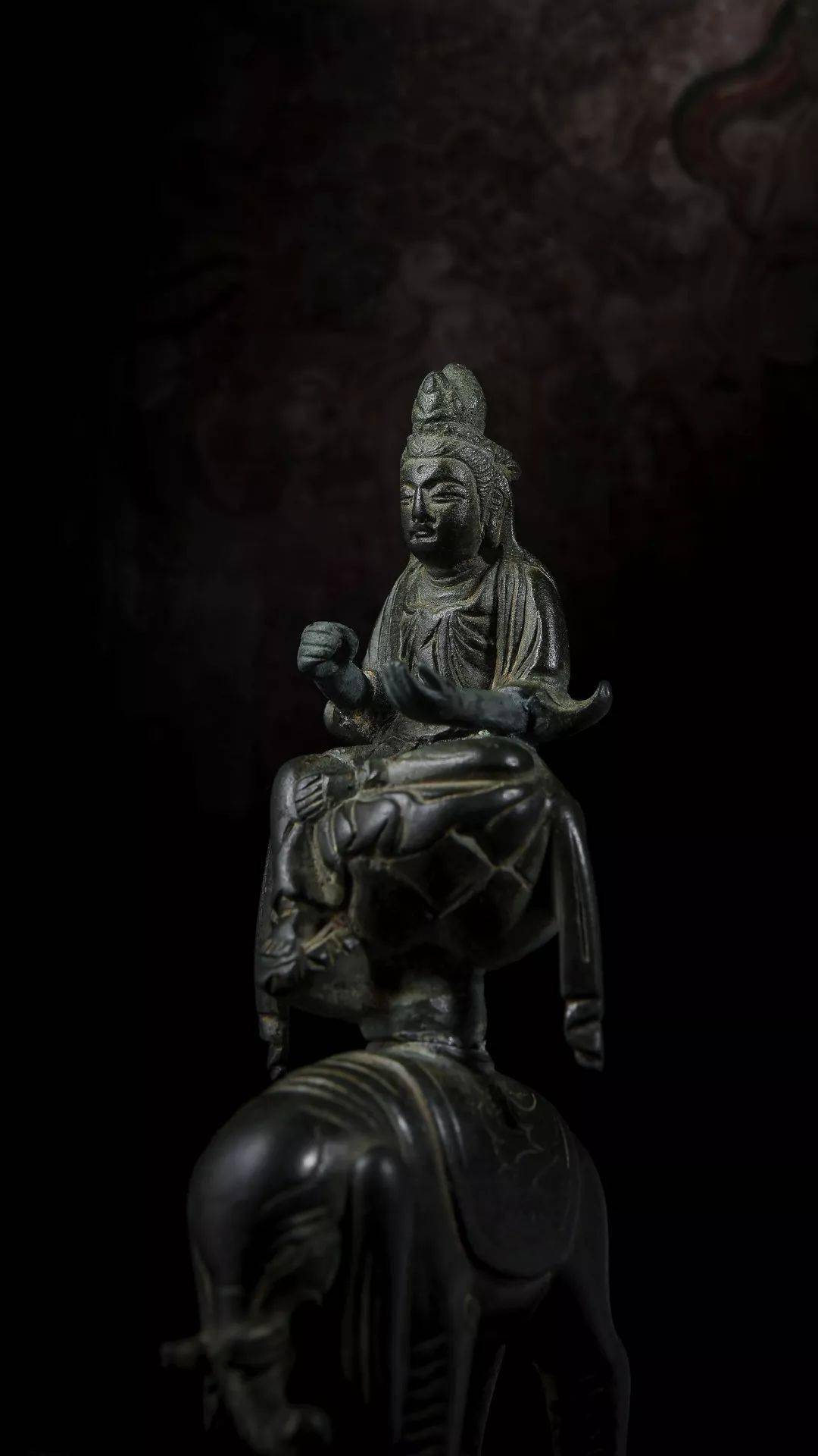 3cm,佛像高约11.7cm,宽约3.7cm五代铜观音造像高约15cm,宽约8cm五