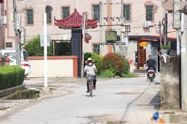 陆丰市南塘镇北湖村村民早早就赶到,等待封闭正式解除.