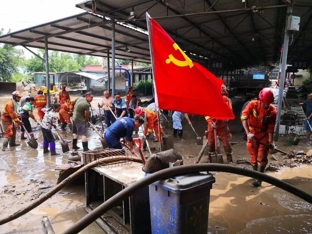 撸起袖子加油干消防指战员与当地百姓共同面对洪灾恢复重建家园