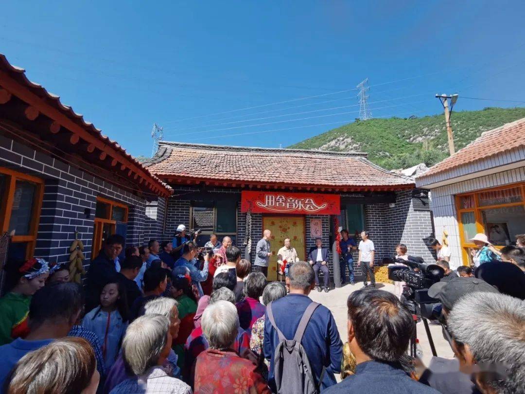 曹彦明个人专辑《山小雀飞在圪针上》首发左权县龙则村老百姓迎接荣誉