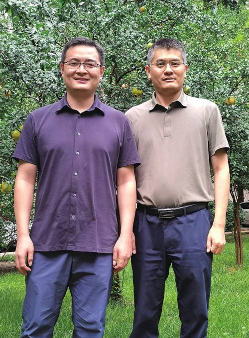 宏观院 | 刘振中政研室 | 李玉举作者简介:刘振中(左),36岁,籍贯湖北