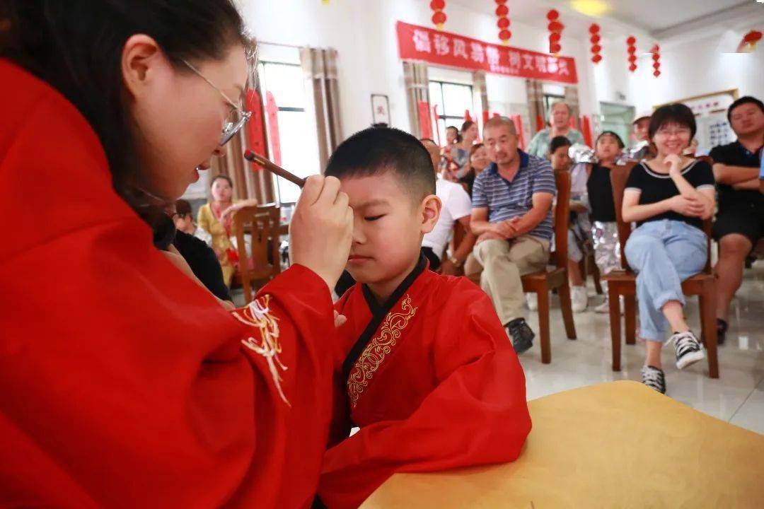 额点朱砂启智慧,一撇一捺做真人| 这场开蒙礼给学生上好开学第一课_蔡
