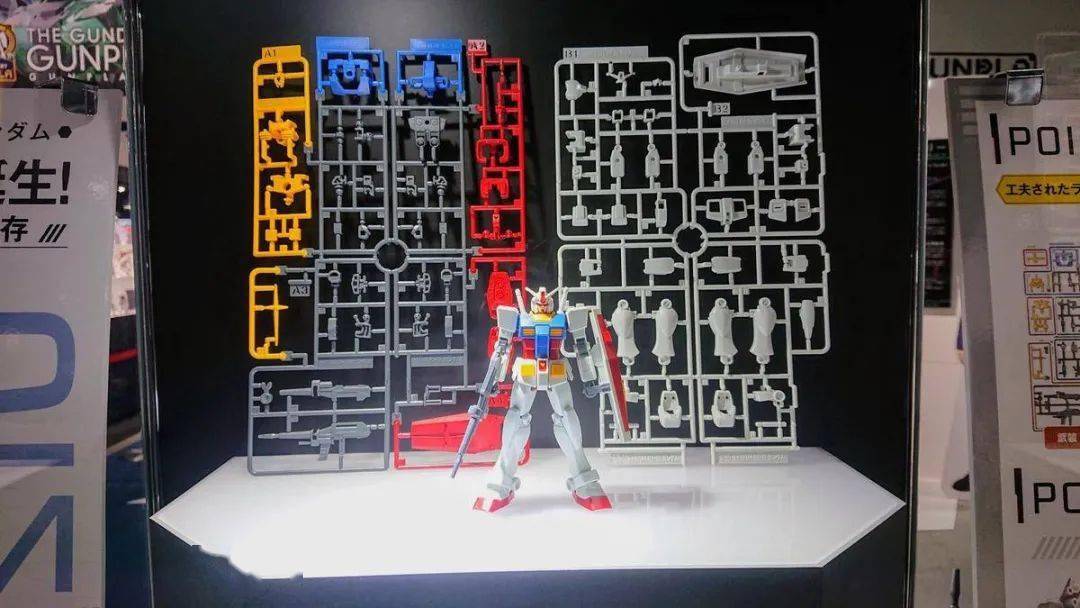 良好分色加超高可动拼装eg元祖高达正在高达基地展示中