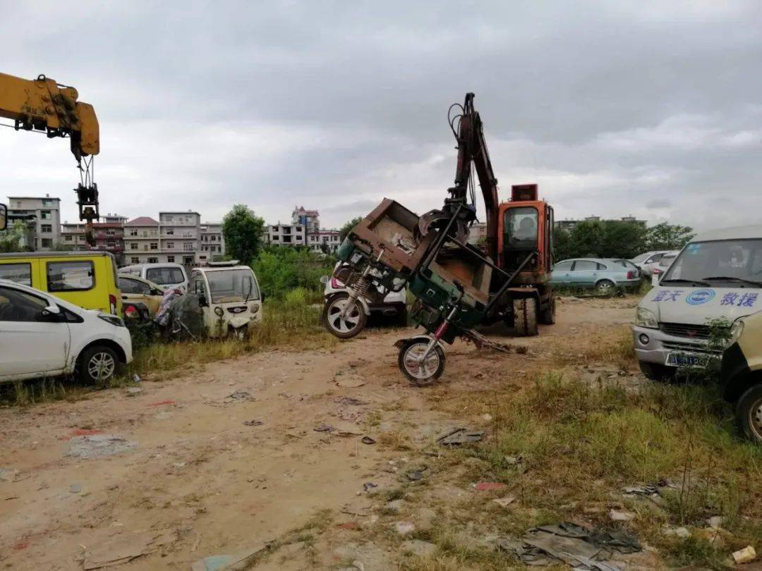 余干县公安局交警大队集中销毁非法拼装"三轮车"16辆