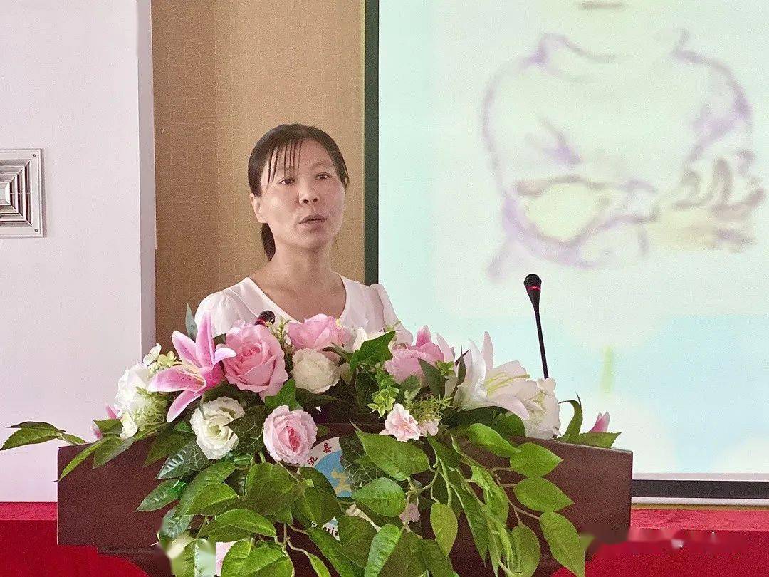 夏玉琴老师在假期里阅读了《资治通鉴》《三国演义》《唐诗宋词鉴赏》