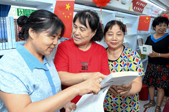 阅读】流动图书车开进万新街嘉春园 居民体验不一样的图书盛宴_社区