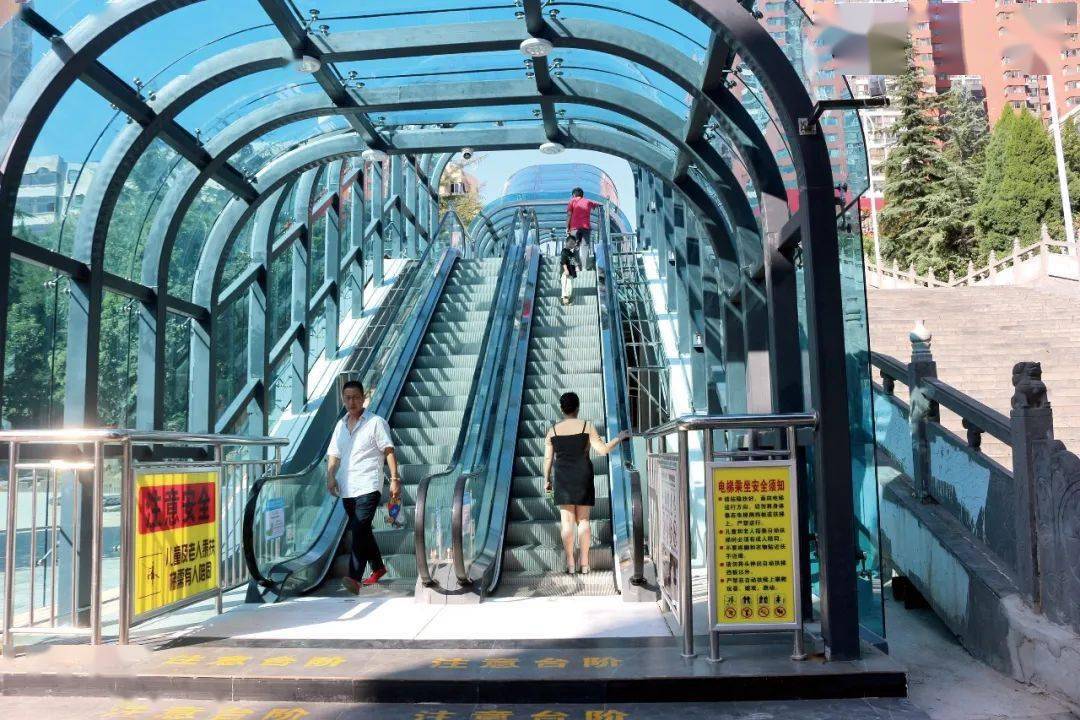 六峰路半坡电动扶梯已开通 24小时运行