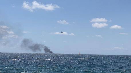 非法移民船起火海域 (图片来源:安莎社)爆炸发生时,船上有20多名