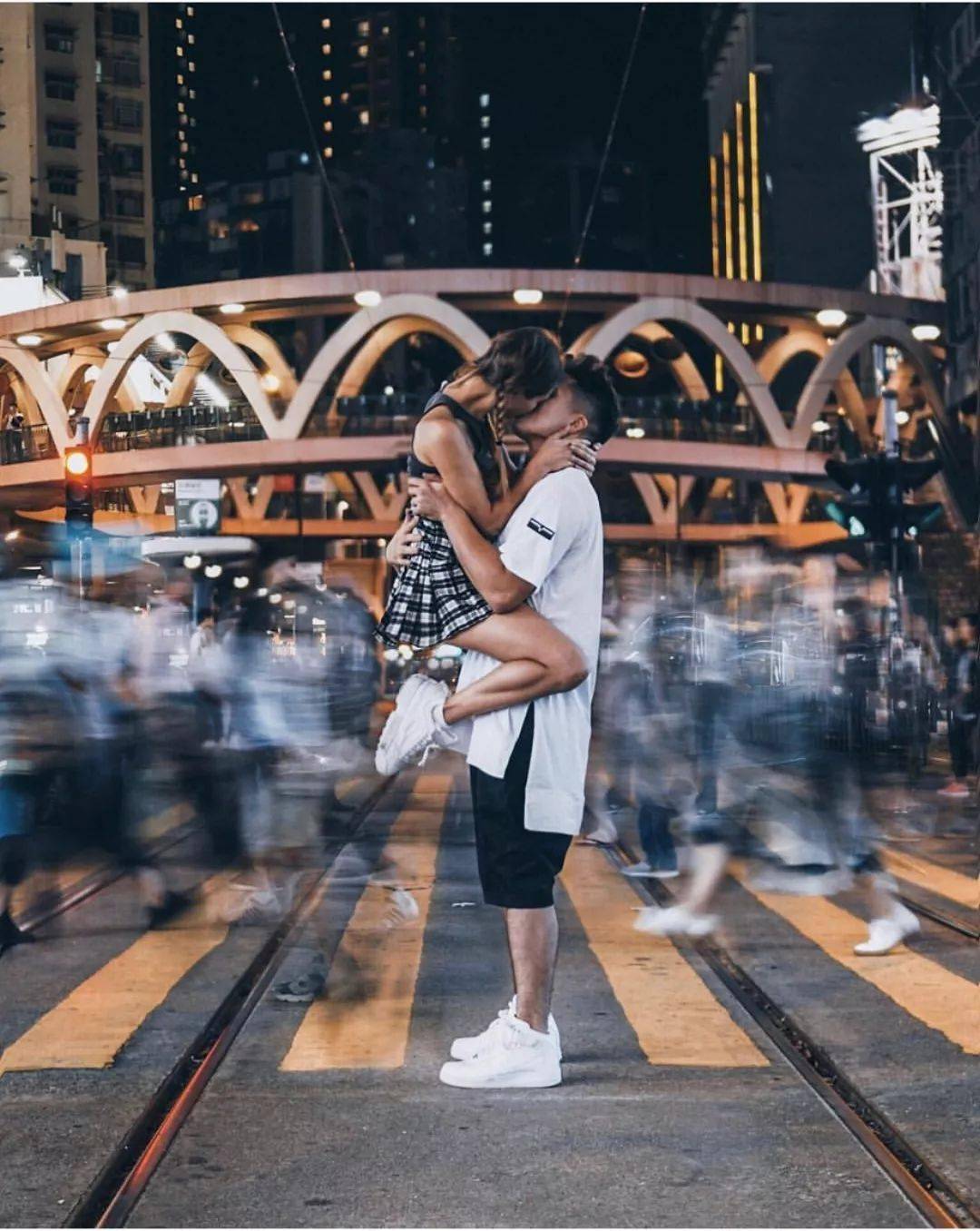 一言不合就上楼顶,在摩天大楼边缘亲亲抱抱举高高什么的那都是不是