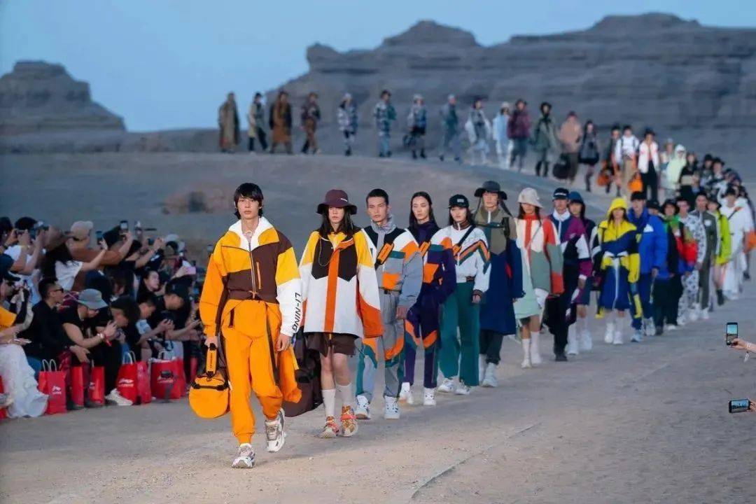 李宁又来搞事情在沙漠戈壁上演超燃时装秀