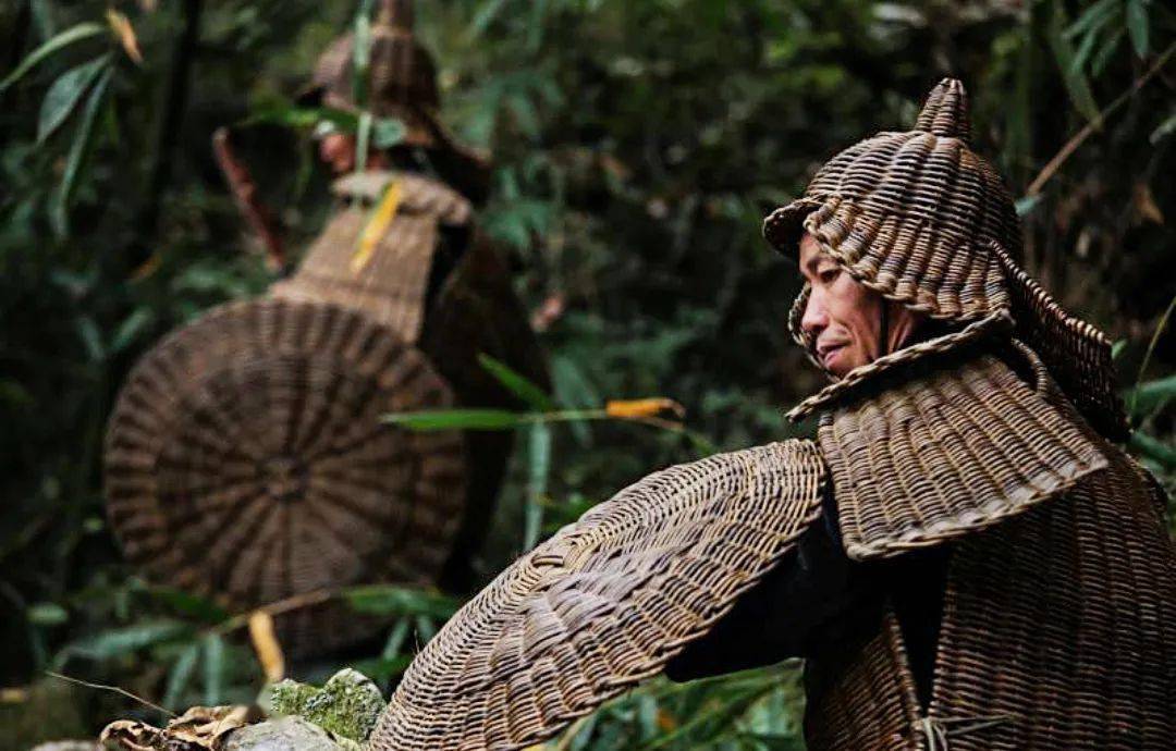 村民列阵手持"武器鸣枪"相迎,园里的布局一一展现了当时乌戈国藤甲兵