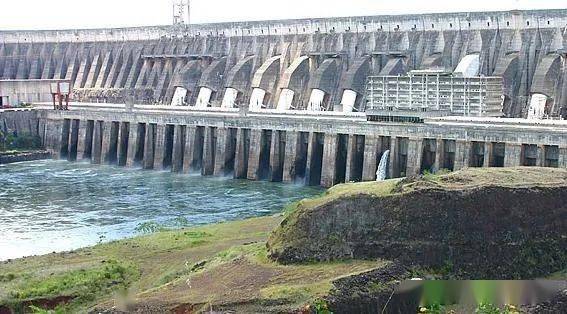 河道,使河道中的水流经河床外修建的临时泄水道或永久泄水建筑物下泄
