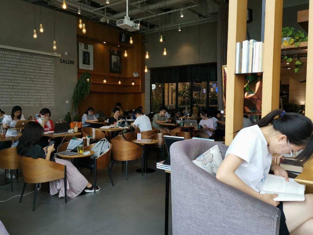 【】实体书店“网红化”：翻书的不多，拍照的不少
