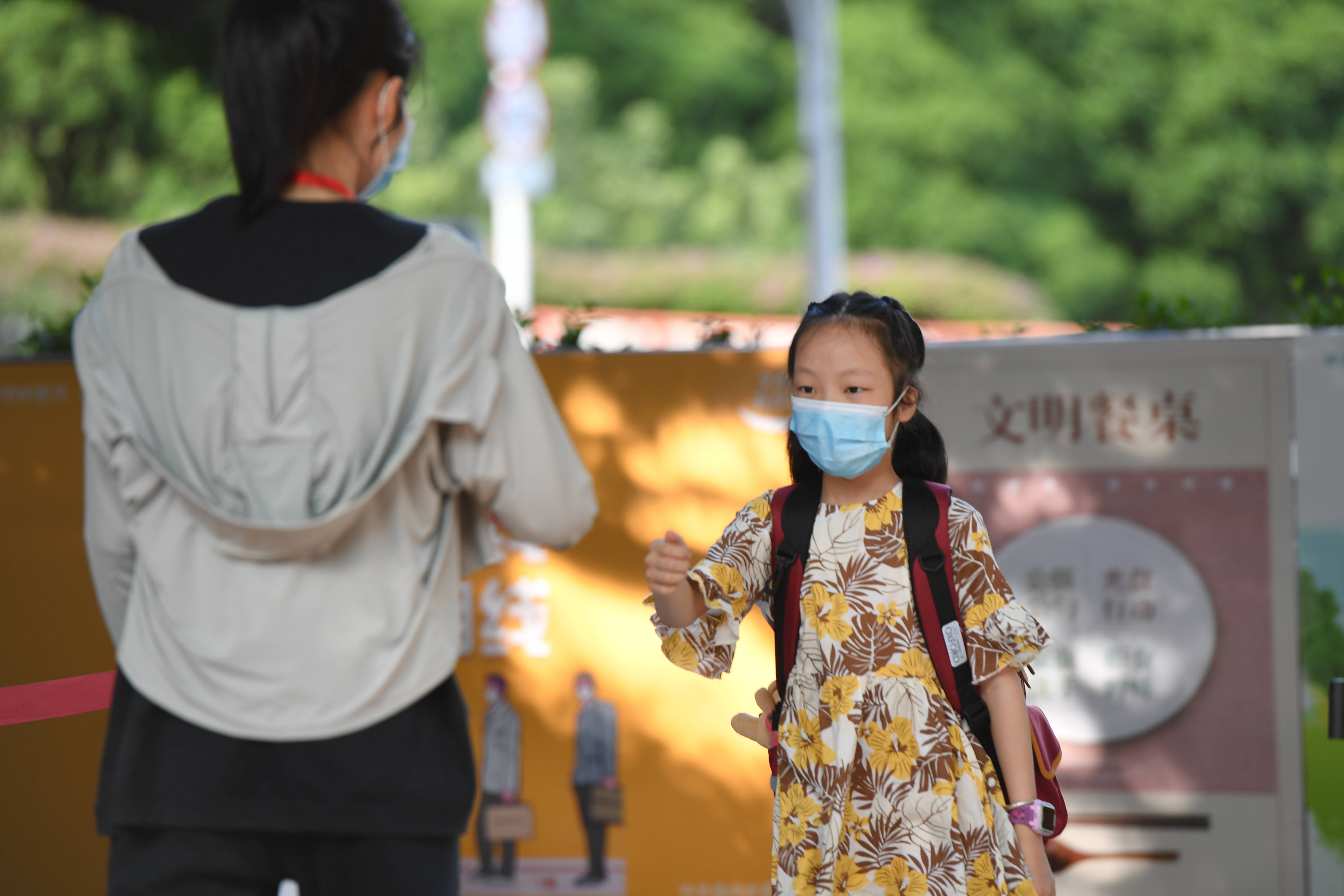 8月31日,在福州市烏山小學,錯峰入校的學生準備接受體溫測量.