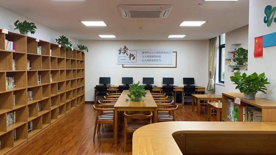 拥有开放式书吧,活动室,青少年俱乐部,电子阅览室等多个功能区.