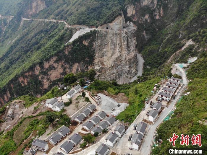 四川凉山:阿布洛哈村的"小康路"