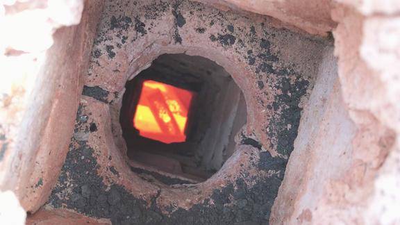 烧制中的红砖像金条么农村烧砖匠人讲解红砖是怎样炼成的