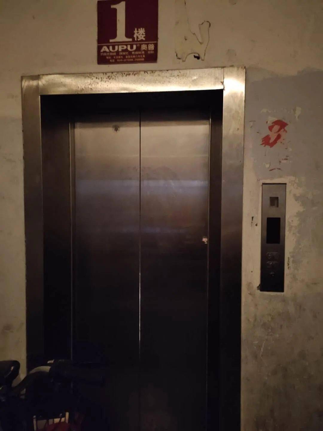 沂水这小区楼道堵得满满的,电梯坏了四天了也修不好!