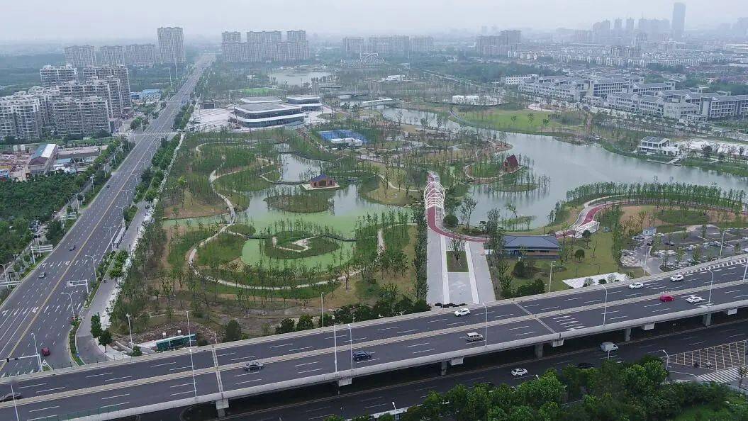 盐龙体育公园内,300多名工人分成三个班组,抓紧对游泳馆,形体馆和球类