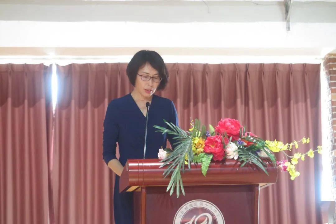 朱梅书记宣读上学期校级优秀学生和优秀学生干部名单,并对获奖同学