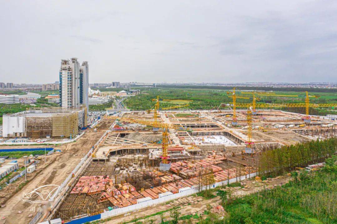 玻璃墙来了最新临港冰雪之星实景航拍