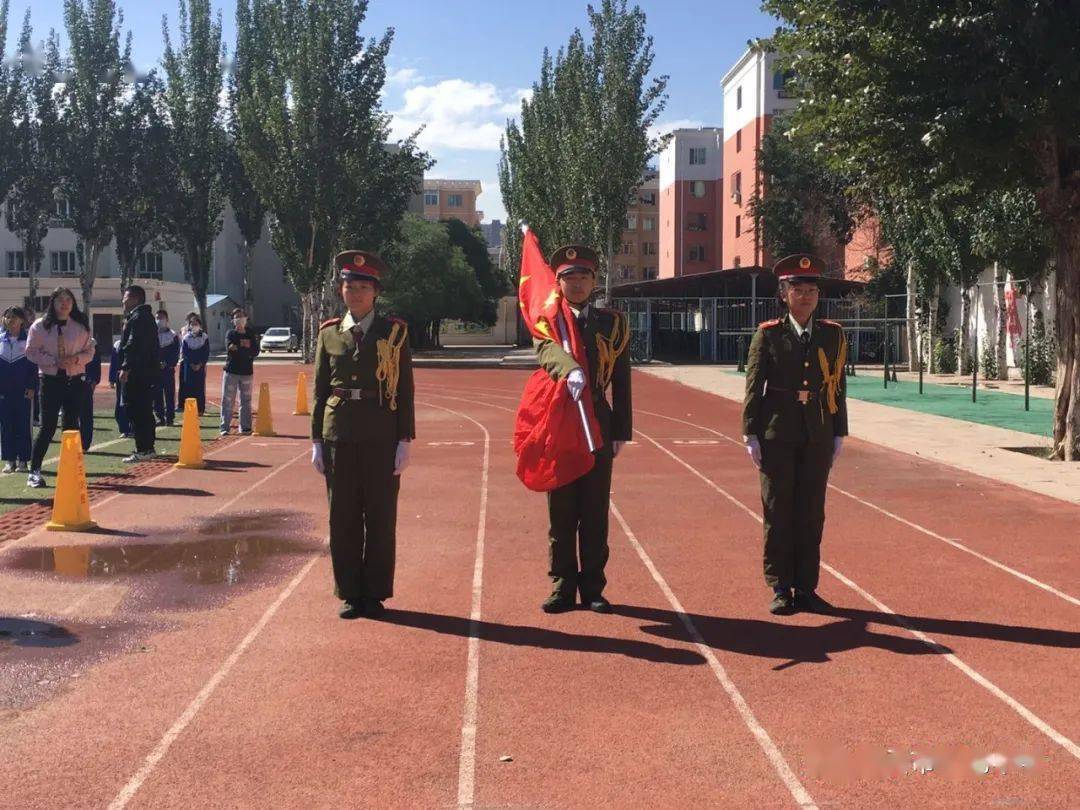 包头市第七中学举行2020-2021学年度第一学期第一周升国旗仪式_包七中