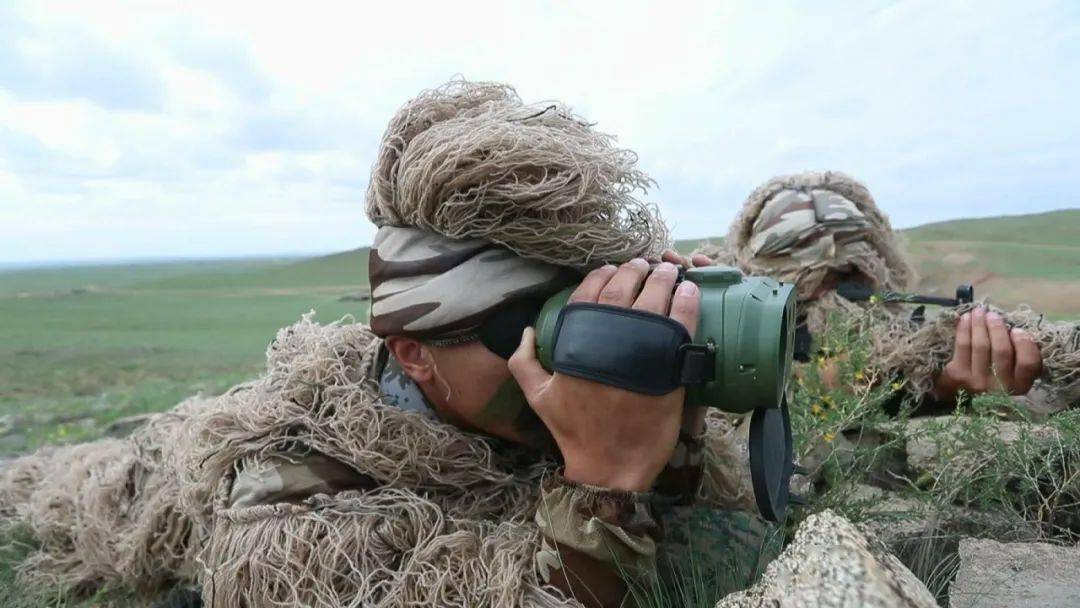 根据侦察结果,数架侦察直升机呼啸升空,对重点目标区域实施精确侦察.